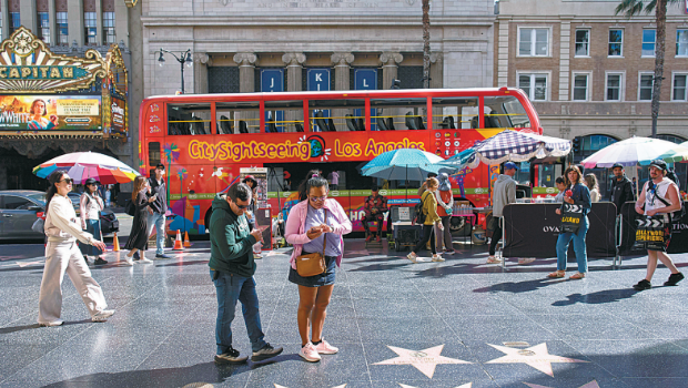 特朗普政府多项政策,令加州旅游业受到冲击,图为游客在洛杉矶好莱坞星光大道上拍照。 特朗普政府多项政策,令加州旅游业受到冲击,图为游客在洛杉矶好莱坞星光大道上拍照。