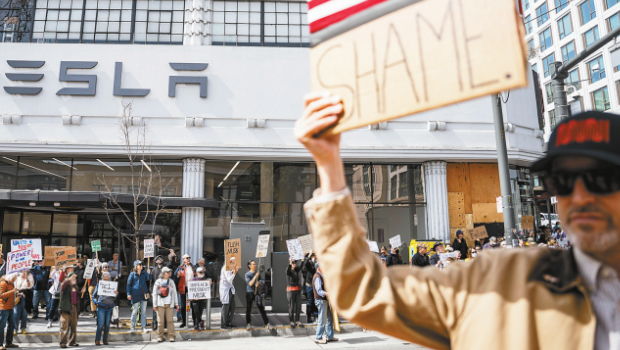 图为三藩市民众今年3月15日在特斯拉经销店外聚集抗议。 图为三藩市民众今年3月15日在特斯拉经销店外聚集抗议。
