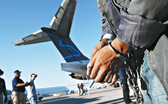 高院7日裁定特朗普政府得直,允许官方以《外国敌人法》,遣返200多名委内瑞拉移民。 高院7日裁定特朗普政府得直,允许官方以《外国敌人法》,遣返200多名委内瑞拉移民。