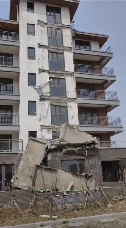 山东有未入伙民房发生5层露台一齐倒塌的事故,幸无人受伤。抖音@悠悠 山东有未入伙民房发生5层露台一齐倒塌的事故,幸无人受伤。抖音@悠悠