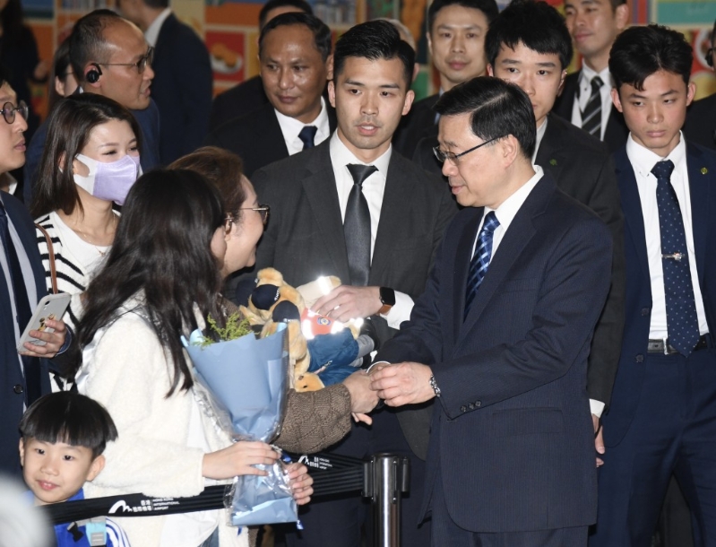 特首李家超到机场出席迎接仪式,并慰问搜救队人员的家属。 特首李家超到机场出席迎接仪式,并慰问搜救队人员的家属。