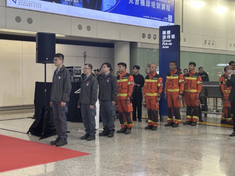 特首李家超逐一与救援队队员握手 特首李家超逐一与救援队队员握手