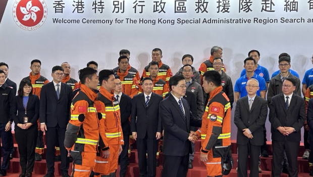 特首李家超逐一与救援队队员握手。 特首李家超逐一与救援队队员握手。