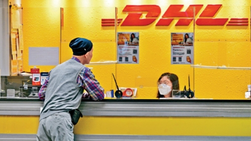 速递公司DHL及FedEx现时仍接受寄件,但指具体支付关税由美国海关决定,提醒寄件人可由收件人支付税金。 速递公司DHL及FedEx现时仍接受寄件,但指具体支付关税由美国海关决定,提醒寄件人可由收件人支付税金。