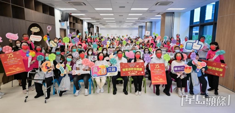 去年底,劳福局局长孙玉菡(前排置中)探访残疾人士。 去年底,劳福局局长孙玉菡(前排置中)探访残疾人士。