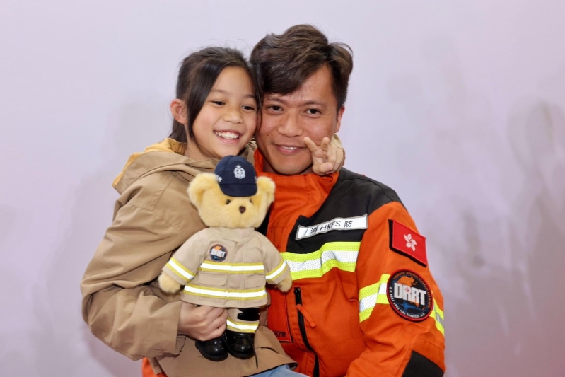 救援队队员与家人合照。 救援队队员与家人合照。