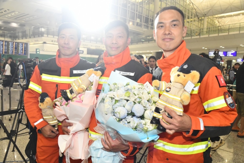 救援队顺利返港。 救援队顺利返港。
