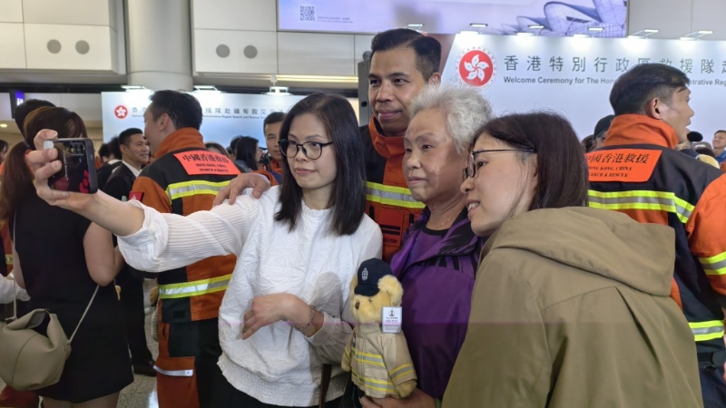 返港救援队员与家人们团聚,场面温馨。 返港救援队员与家人们团聚,场面温馨。