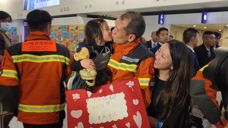 有搜救队员在机场与妻子及4岁女儿相拥。 有搜救队员在机场与妻子及4岁女儿相拥。