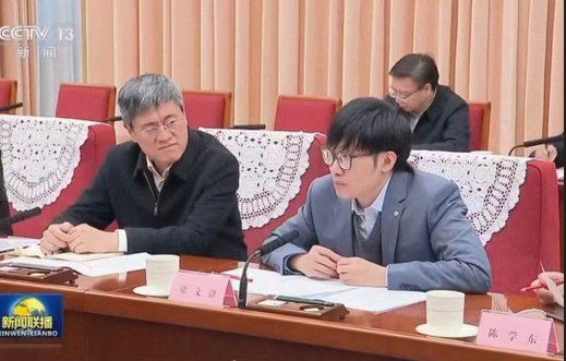 总理李强听取DeepSeek创始人梁文锋的意见。 央视 总理李强听取DeepSeek创始人梁文锋的意见。 央视