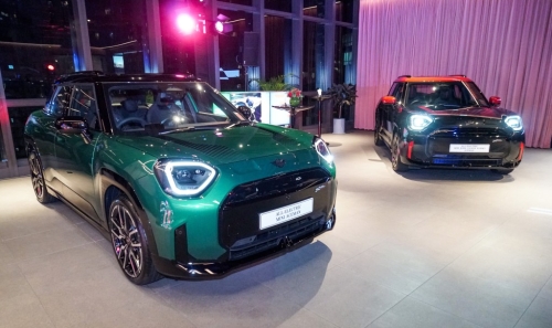 2025 MINI John Cooper Works纯电新成员登场:迎合顾客不同需要,代理同步推出三款配备JCW Style跑车套件的纯电MINI型号,包括Cooper SE JCW Style、Aceman SE JCW Style和Countryman E Ultra Edition JCW Style。 2025 MINI John Cooper Works纯电新成员登场:迎合顾客不同需要,代理同步推出三款配备JCW Style跑车套件的纯电MINI型号,包括Cooper SE JCW Style、Aceman SE JCW Style和Countryman E Ultra Edition JCW Style。