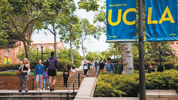 学生们走在洛杉矶加大校园里 学生们走在洛杉矶加大校园里