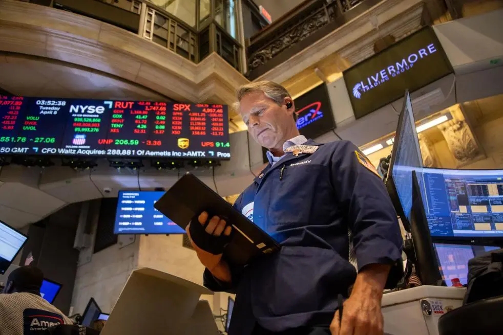 交易员在美国纽约证券交易所交易大厅工作。 交易员在美国纽约证券交易所交易大厅工作。