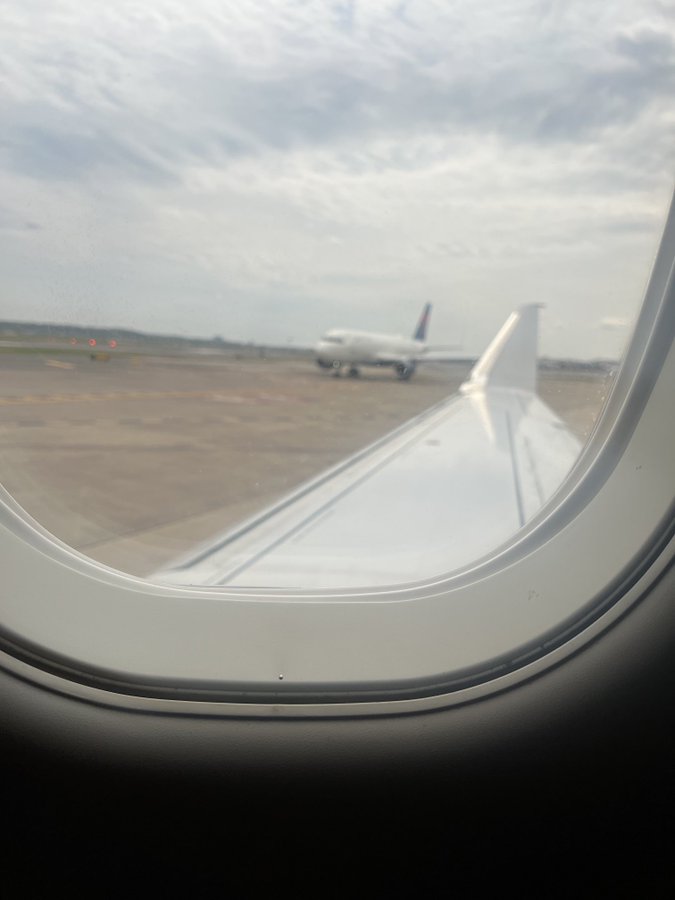 在机上的国会议员在社交媒体发文,指发生机翼尖碰撞事故。 在机上的国会议员在社交媒体发文,指发生机翼尖碰撞事故。