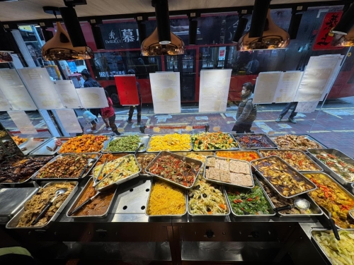 位于湾仔轩尼诗道的“老板娘家常饭”月前推出的两餸饭放题优惠,成功引起全城关注 位于湾仔轩尼诗道的“老板娘家常饭”月前推出的两餸饭放题优惠,成功引起全城关注