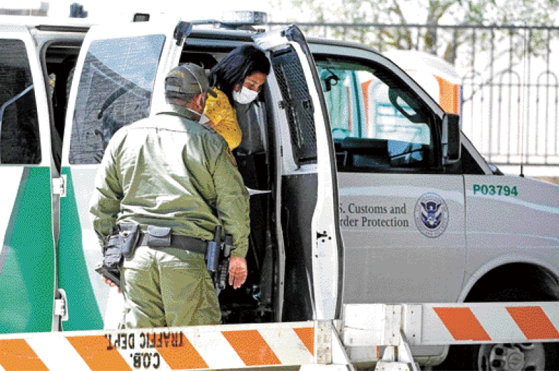 法庭裁定所有14岁以上的无证移民要向联邦政府登记,并在出门时随身携带证件。图为海关和边境保护局官员为获释移民开门。美联社资料图片 法庭裁定所有14岁以上的无证移民要向联邦政府登记,并在出门时随身携带证件。图为海关和边境保护局官员为获释移民开门。美联社资料图片