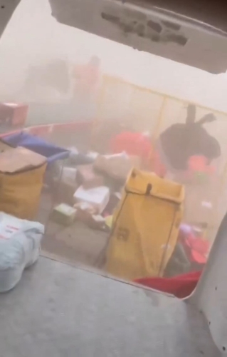 民众躲入车厢内避灾。 民众躲入车厢内避灾。