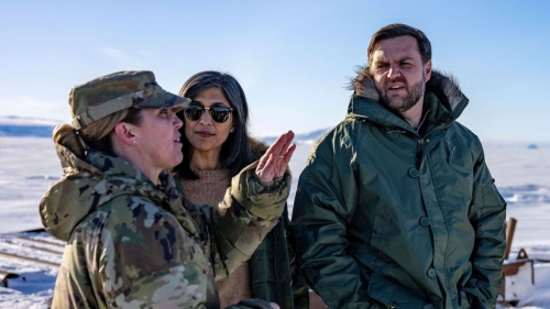 迈耶斯(Susannah Meyers,左)向万斯夫妇介绍皮图菲克太空基地。 美联社 迈耶斯(Susannah Meyers,左)向万斯夫妇介绍皮图菲克太空基地。 美联社