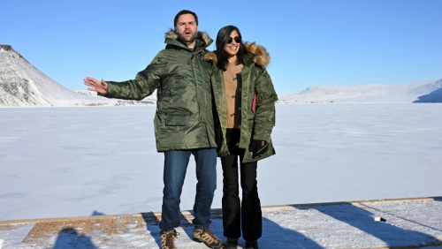 万斯与妻子乌莎访问格陵兰期间在户外合照。 美联社 万斯与妻子乌莎访问格陵兰期间在户外合照。 美联社