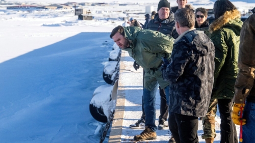 万斯视察位于格陵兰的美军皮图菲克太空基地并发表演说。 美联社 万斯视察位于格陵兰的美军皮图菲克太空基地并发表演说。 美联社