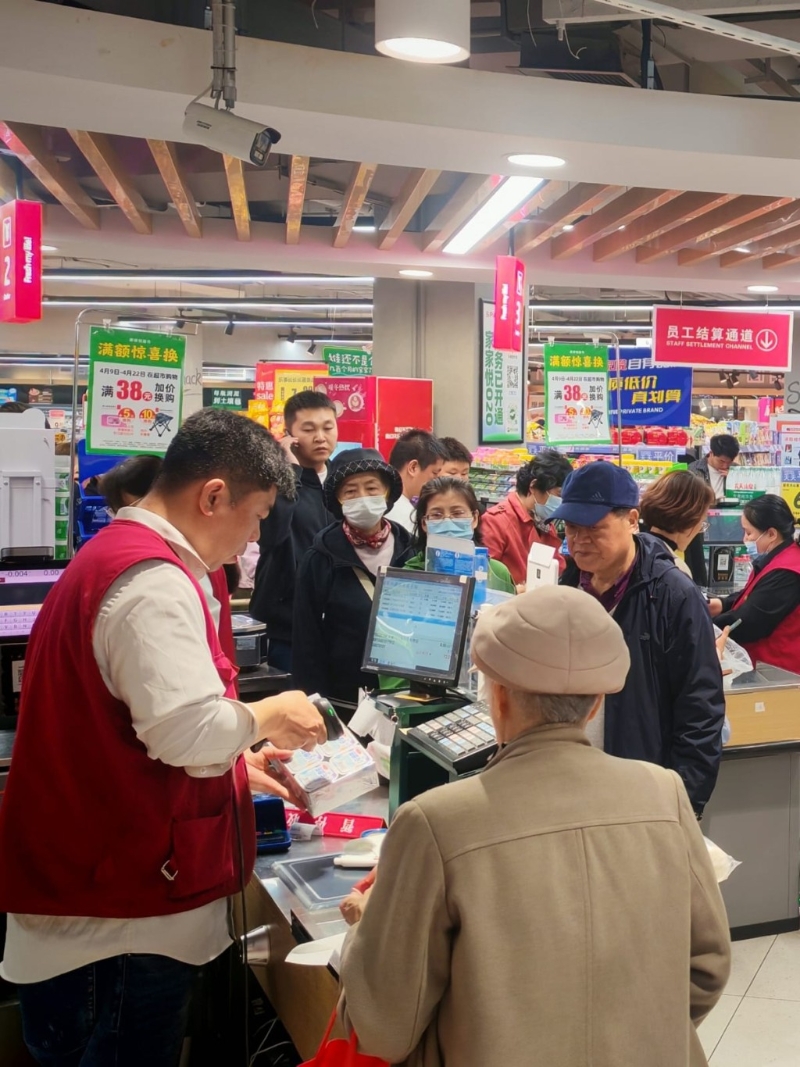 北京有民众到超市抢购食物。 北京有民众到超市抢购食物。