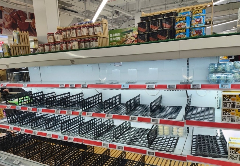 强风来袭前,北京有盒马鲜生门店的食材被客人买光。微博@美吉MEIGI 强风来袭前,北京有盒马鲜生门店的食材被客人买光。微博@美吉MEIGI