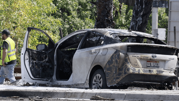 飞机坠毁后猛烈撞击地面,爆发火球并点燃附近棕榈树,同时波及一辆行经的汽车 飞机坠毁后猛烈撞击地面,爆发火球并点燃附近棕榈树,同时波及一辆行经的汽车