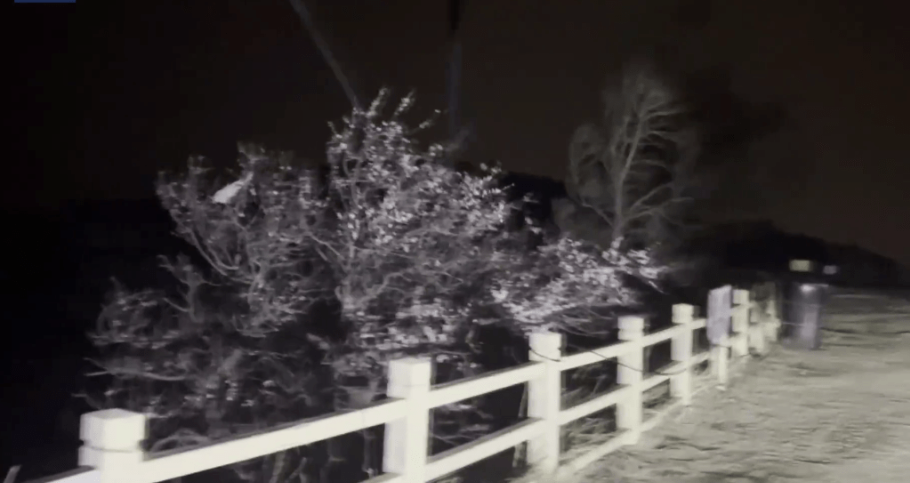 今天凌晨央视记者在北京门头沟区高山玫瑰园站途中表示,风力明显增大,行走开始受阻。央视新闻 今天凌晨央视记者在北京门头沟区高山玫瑰园站途中表示,风力明显增大,行走开始受阻。央视新闻