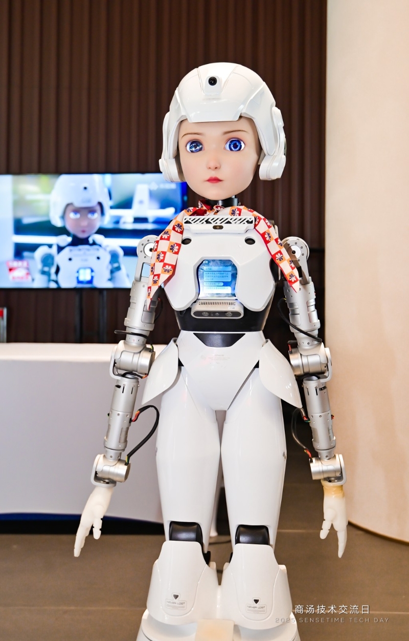 智能机械人“飞燕” 智能机械人“飞燕”