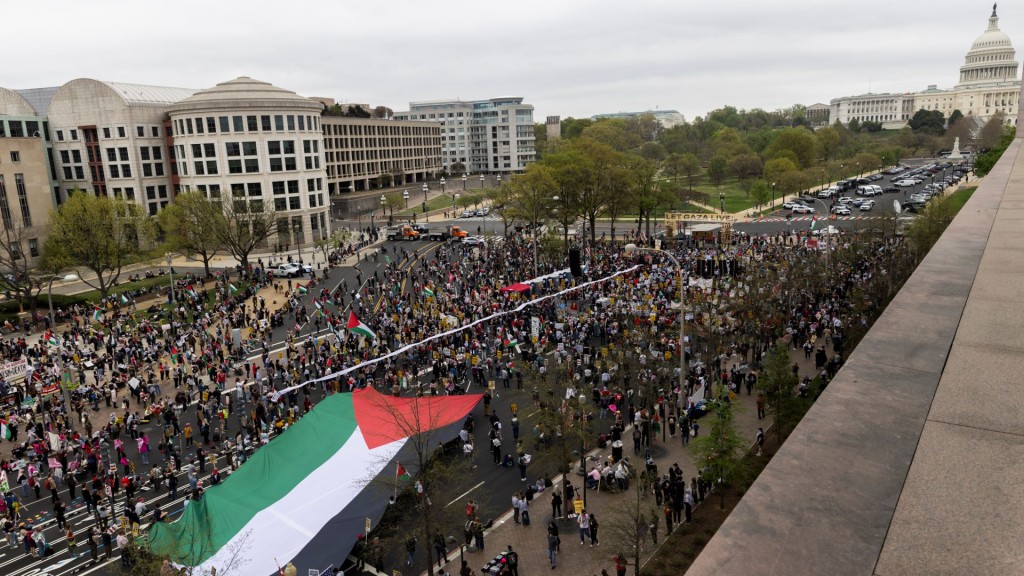 数千人在华盛顿示威,抗议哈利勒(Mahmoud Khalil)被捕 数千人在华盛顿示威,抗议哈利勒(Mahmoud Khalil)被捕