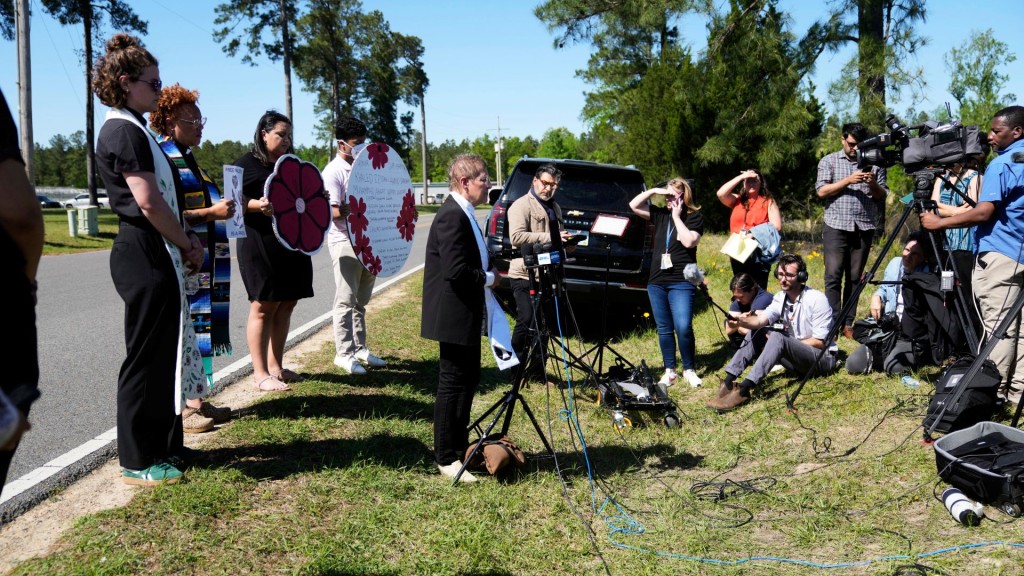 支持者在珍纳移民拘留中心外声援哈利勒 支持者在珍纳移民拘留中心外声援哈利勒