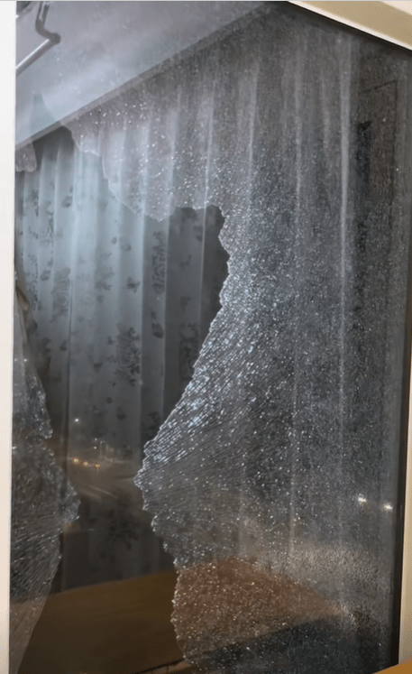 有网民发布住家落地窗被“吹毁”。 有网民发布住家落地窗被“吹毁”。