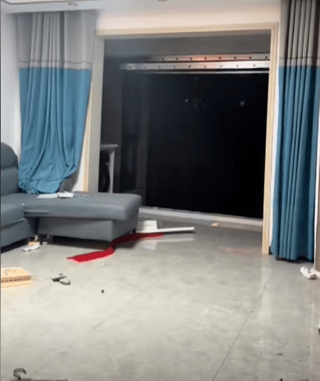 有网民发布住家落地窗被强风整片吹走。 有网民发布住家落地窗被强风整片吹走。