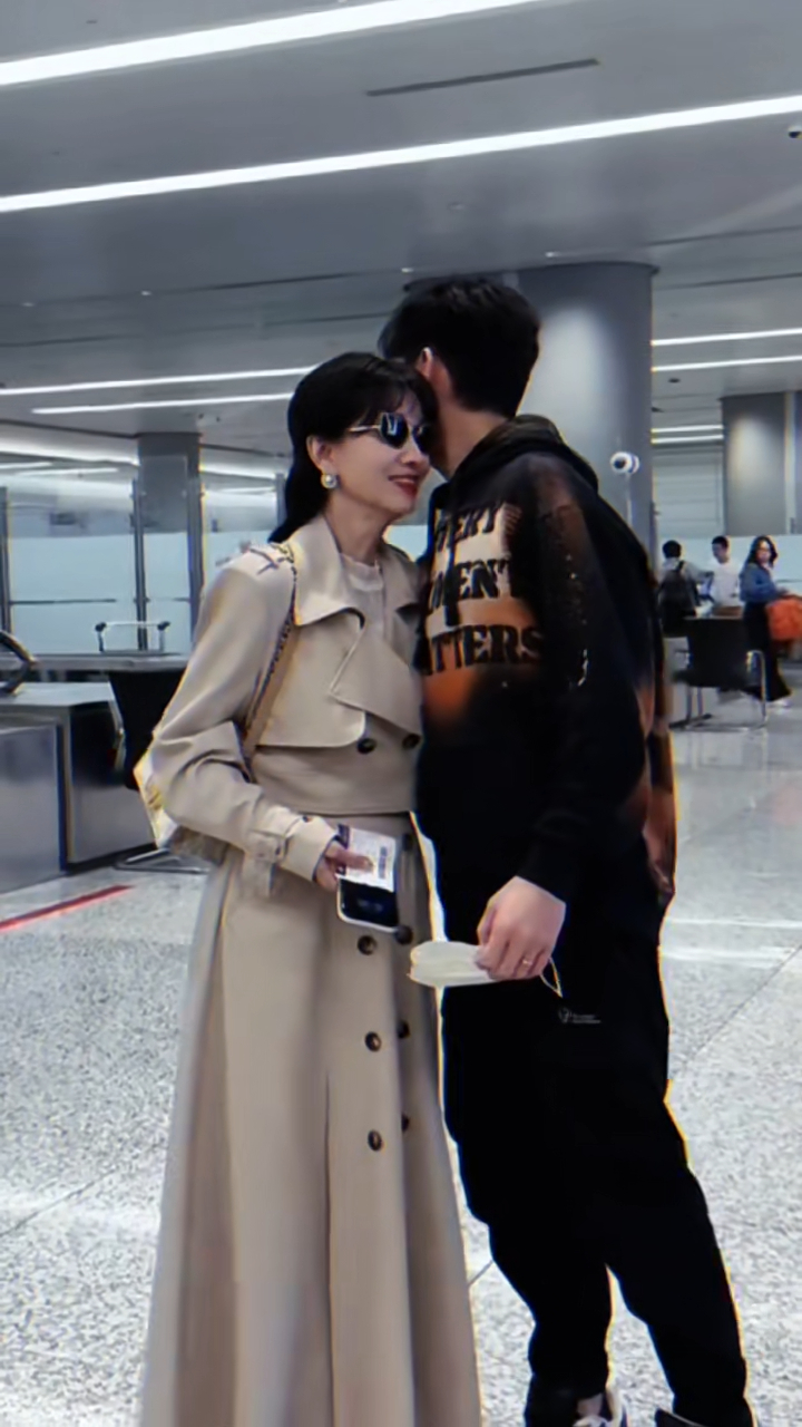 黄恺杰亲吻赵雅芝的额头及拥抱赵雅芝 黄恺杰亲吻赵雅芝的额头及拥抱赵雅芝