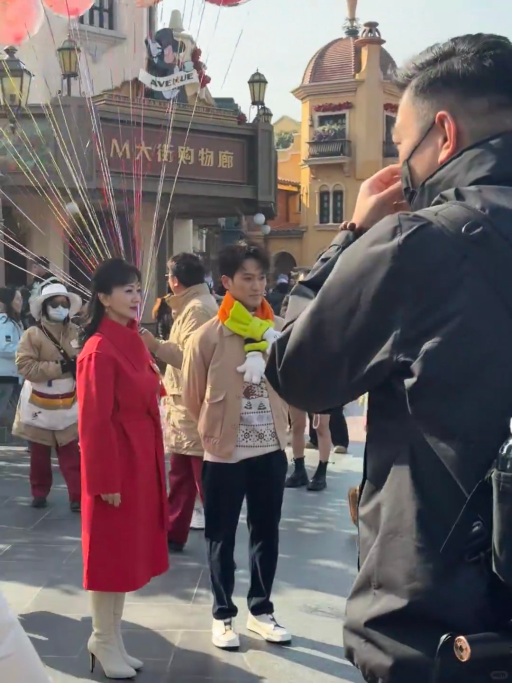 有网民早前在上海迪斯尼捕获赵雅芝与黄恺杰。 有网民早前在上海迪斯尼捕获赵雅芝与黄恺杰。