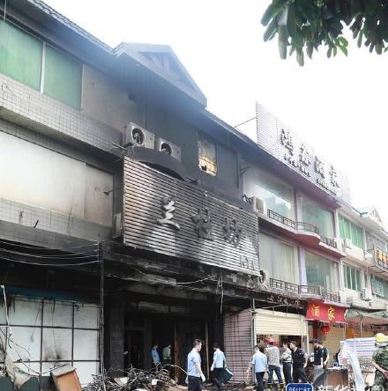 3层KTV被熏黑。 资料图片 3层KTV被熏黑。 资料图片