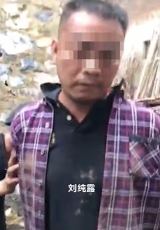 刘纯露被捕后当场接受问话。 消防百事通2 刘纯露被捕后当场接受问话。 消防百事通2