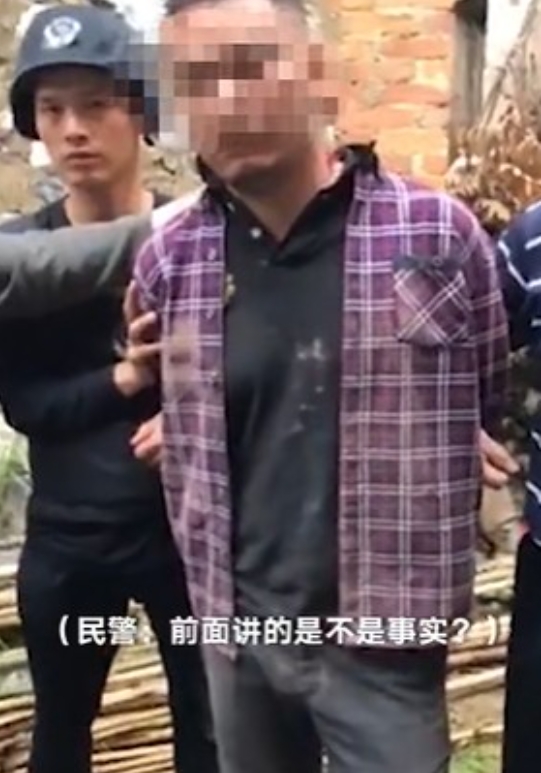 刘纯露被捕后当场接受问话。 消防百事通1 刘纯露被捕后当场接受问话。 消防百事通1