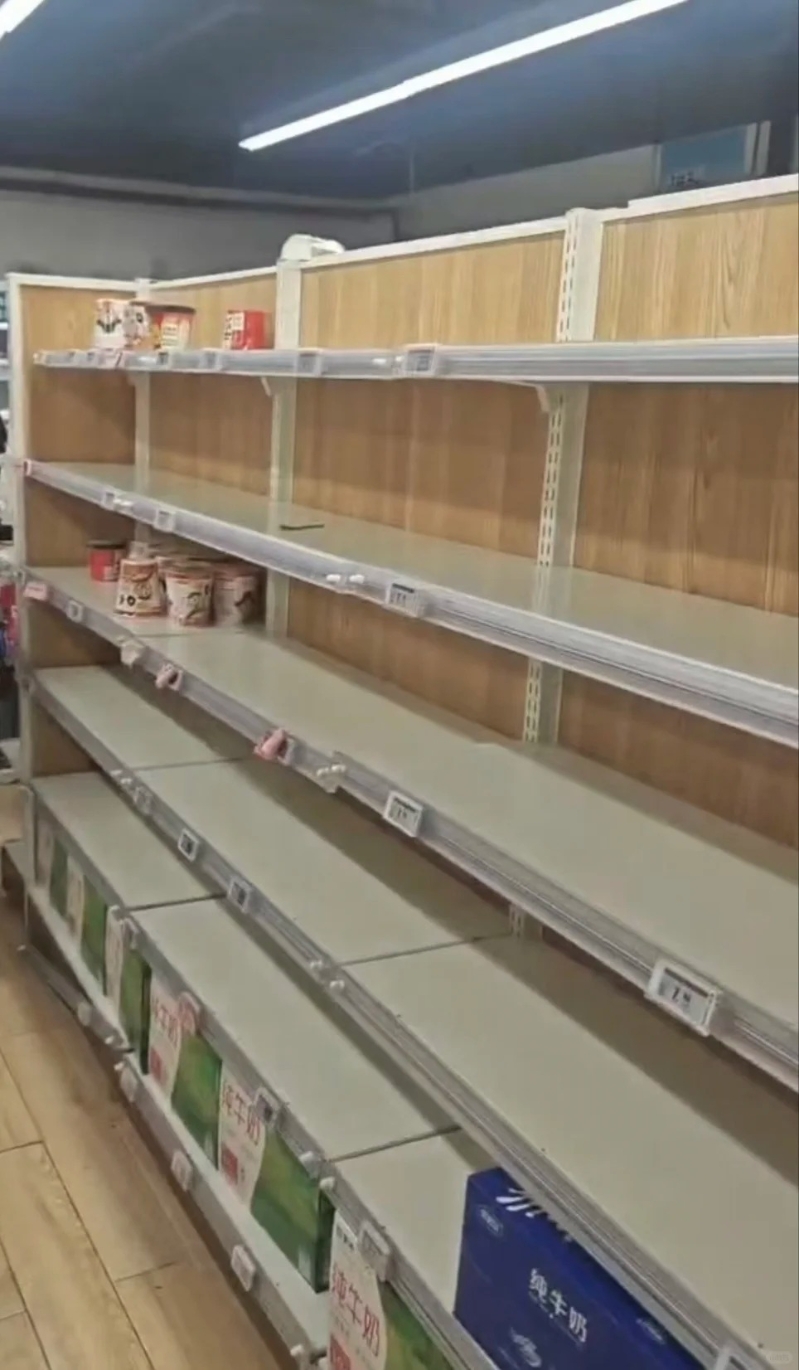 北京超市遭回家避风民众清空。小红书@IAQ 北京超市遭回家避风民众清空。小红书@IAQ
