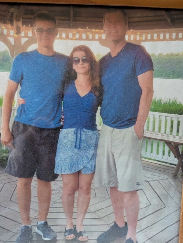 卡萨普(左一)和母亲及继父合照。卡萨普家人图片 卡萨普(左一)和母亲及继父合照。卡萨普家人图片