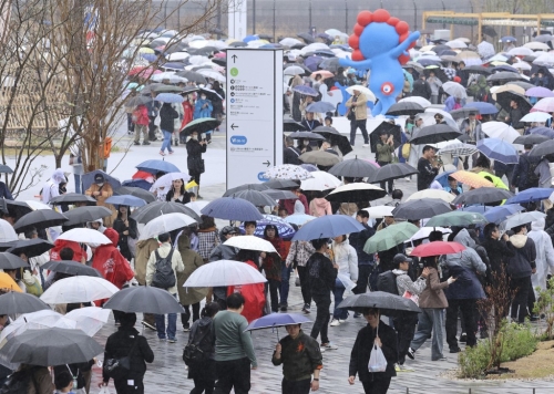 大阪世博首日涌入逾14万人。美联社 大阪世博首日涌入逾14万人。美联社