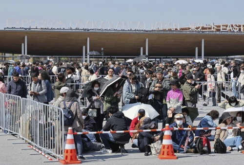 大阪世博会场东入口挤满等候进场的排队人龙。美联社 大阪世博会场东入口挤满等候进场的排队人龙。美联社