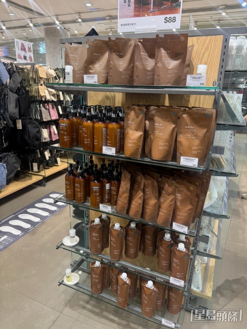 油香熏系列共有6款产品,包括沐浴露、洗手液、洗发水、护发素、润手霜以及身体乳液 油香熏系列共有6款产品,包括沐浴露、洗手液、洗发水、护发素、润手霜以及身体乳液