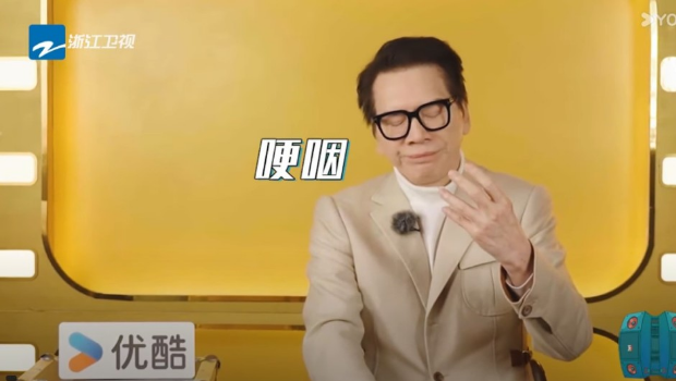 向华强罕有流露柔弱一面,开始哽咽说不出话。 向华强罕有流露柔弱一面,开始哽咽说不出话。