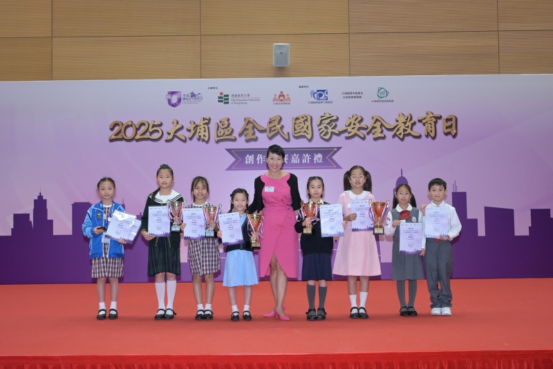 大埔民政事务专员陈巧敏女士担任「2025大埔区全民国家安全教育日——创作比赛嘉许礼」颁奖嘉宾 大埔民政事务专员陈巧敏女士担任「2025大埔区全民国家安全教育日——创作比赛嘉许礼」颁奖嘉宾