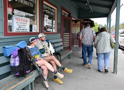 2025年4月14日星期一,圣地亚哥郡发生地震后,民众在加利福尼亚州朱利安(Julian)等待徒步旅行。美联社 2025年4月14日星期一,圣地亚哥郡发生地震后,民众在加利福尼亚州朱利安(Julian)等待徒步旅行。美联社