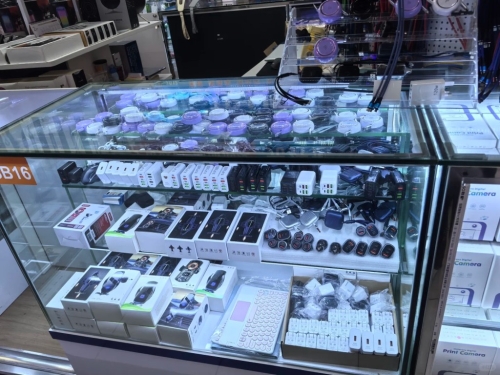 深圳华强北路的电子市场,由零件到成品,包罗万有。小红书@华强北数码小程 深圳华强北路的电子市场,由零件到成品,包罗万有。小红书@华强北数码小程