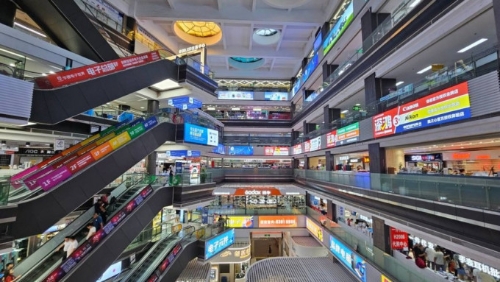 深圳华强北路的电子市场,由零件到成品,包罗万有。微博@姬十一一 深圳华强北路的电子市场,由零件到成品,包罗万有。微博@姬十一一