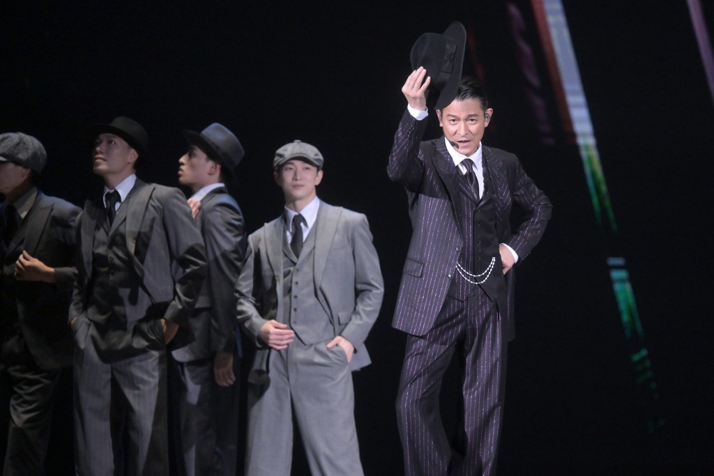 刘德华十月在深圳演出,又险些跌落舞台。 刘德华十月在深圳演出,又险些跌落舞台。