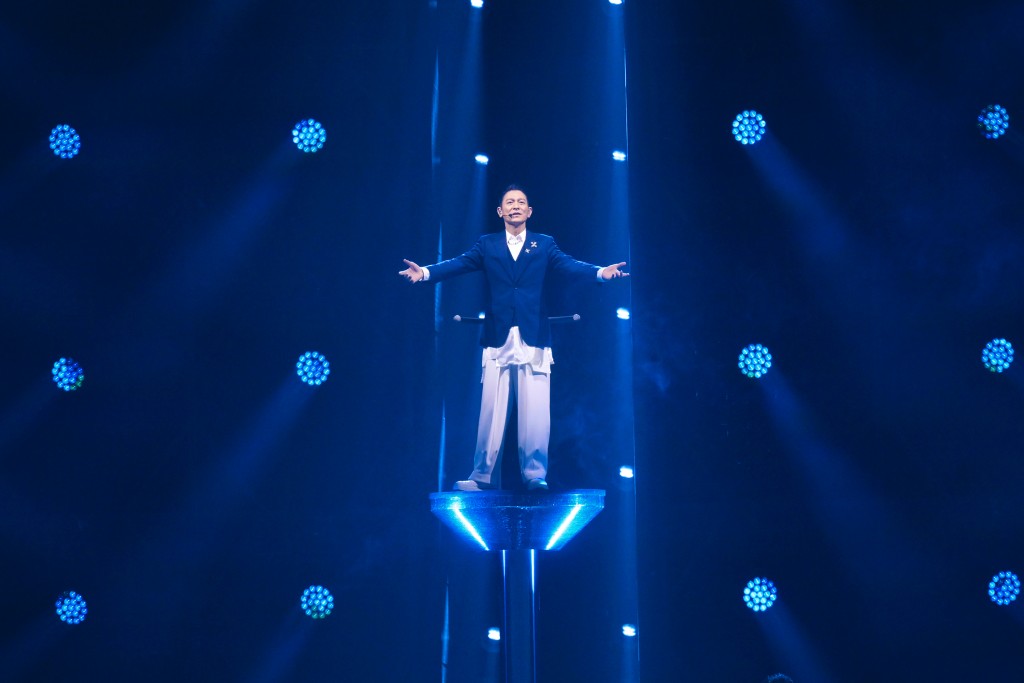 刘德华多次在台上跌倒,庆幸未有发生严重意外。 刘德华多次在台上跌倒,庆幸未有发生严重意外。